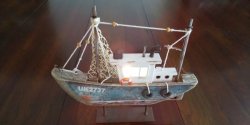 画像1: ライトが点灯する木造漁船